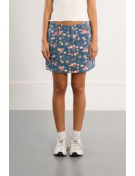 Falda corta, vaquera, estampado flores.