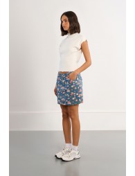 Falda corta, vaquera, estampado flores.