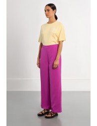 Pantalón de mujer largo, perneras anchas.