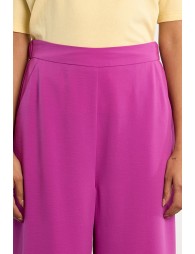 Pantalón de mujer largo, perneras anchas.