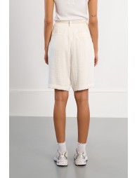 Bermuda de mujer de corte recto, detalle cinturón.
