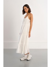 Vestido de tirantes, bordado, con volantes.