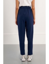 Pantalón de mujer tobillero, con lazada.