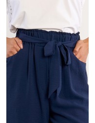 Pantalón de mujer tobillero, con lazada.