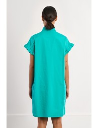 Vestido corto, camisero, con pliegues.