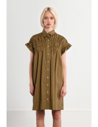 Vestido corto, camisero, con pliegues.