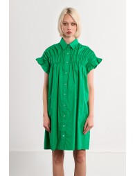 Vestido corto, camisero, con pliegues.