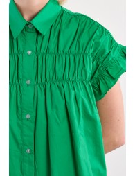 Vestido corto, camisero, con pliegues.