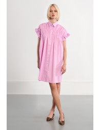 Vestido corto, camisero, con pliegues.