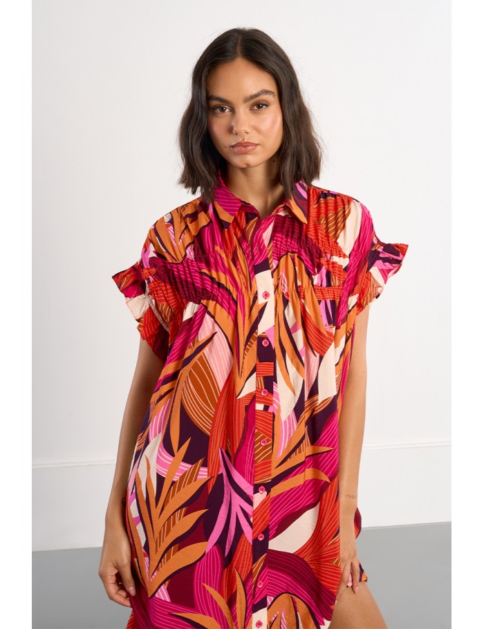 Vestido corto, camisero, con estampado y pliegues.