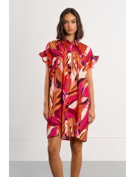Vestido corto, camisero, con estampado y pliegues.