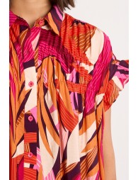 Vestido corto, camisero, con estampado y pliegues.