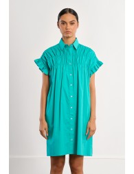 Vestido corto, camisero, con pliegues.