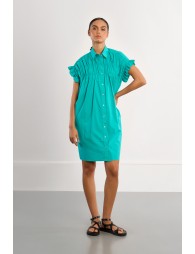 Vestido corto, camisero, con pliegues.