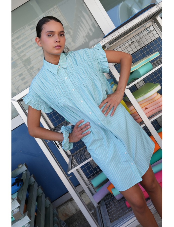 Vestido corto, camisero, con estampado y pliegues.