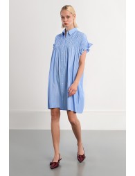 Vestido corto, camisero, con estampado y pliegues.