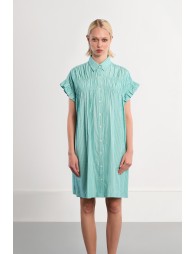 Vestido corto, camisero, con estampado y pliegues.