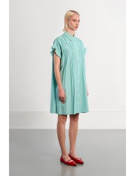 Vestido corto, camisero, con estampado y pliegues.