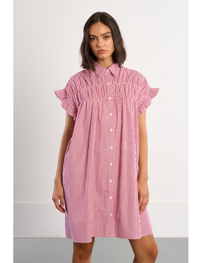 Vestido corto, camisero, con estampado y pliegues.