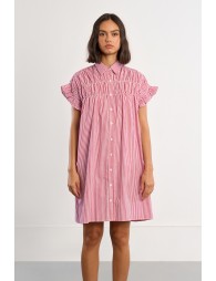 Vestido corto, camisero, con estampado y pliegues.