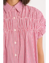 Vestido corto, camisero, con estampado y pliegues.