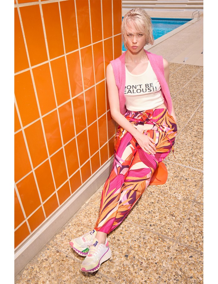 Pantalón de mujer largo, con estampado.