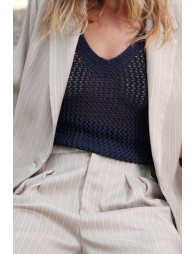 Sleeveless knitted sweater