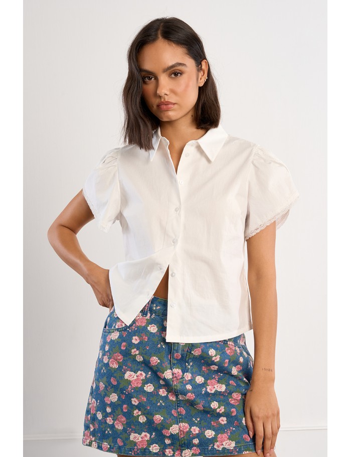 Camisa de mujer de manga corta, abullonada.