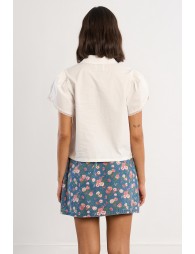 Camisa de mujer de manga corta, abullonada.