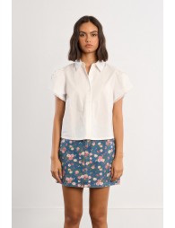 Camisa de mujer de manga corta, abullonada.