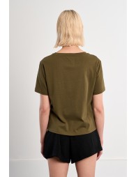 Camiseta de mujer de manga corta, detalle corazones.