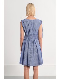 Vestido corto, sin manga, estampado rayas.