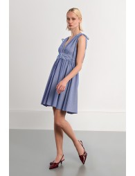 Vestido corto, sin manga, estampado rayas.