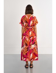 Vestido largo, de manga corta, con estampado y lazada.