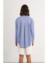 Camisa de mujer de manga larga, asimétrica, con estampado.