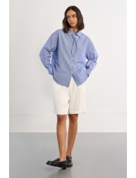 Camisa de mujer de manga larga, asimétrica, con estampado.