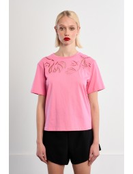 Camiseta de mujer de manga corta, detalle flores.