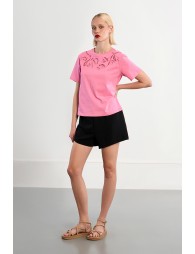 Camiseta de mujer de manga corta, detalle flores.