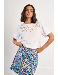 Camiseta de mujer de manga corta, detalle flores.