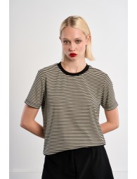 Camisa de manga corta, con estampado y corazón.