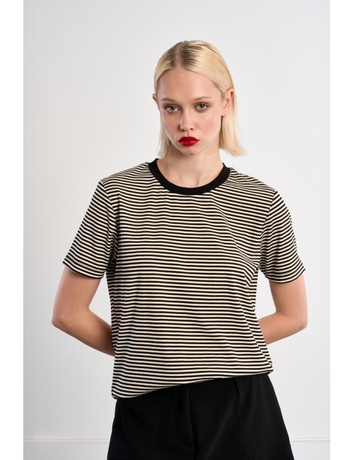 T-shirt rayé noir avec ouverture en cœur