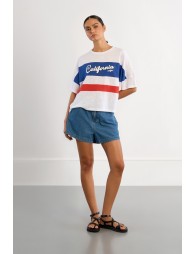 Camiseta de mujer de manga corta, con estampado frontal.