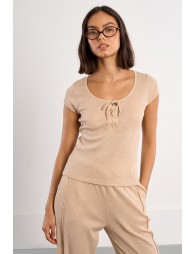 Top de mujer de manga corta, con lazada en el escote.