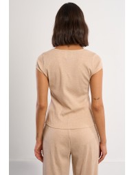 Top de mujer de manga corta, con lazada en el escote.