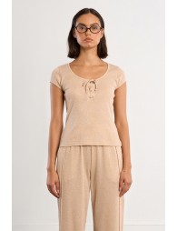 Top de mujer de manga corta, con lazada en el escote.