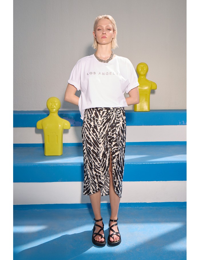 Falda midi, asimétrica, estampado rayas.