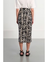 Falda midi, asimétrica, estampado rayas.