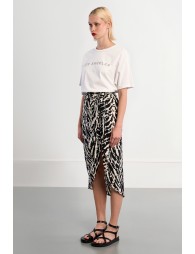 Falda midi, asimétrica, estampado rayas.