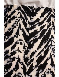 Falda midi, asimétrica, estampado rayas.