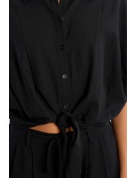 Camisa de mujer de manga corta, detalle lazada.